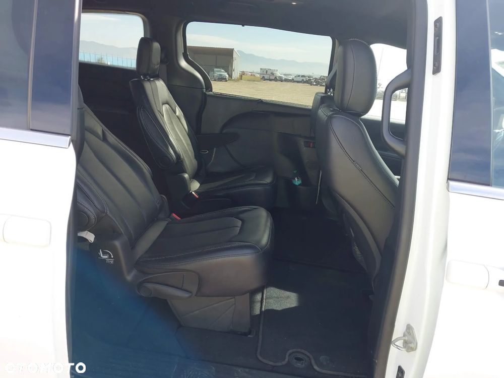 Chrysler Pacifica - 11