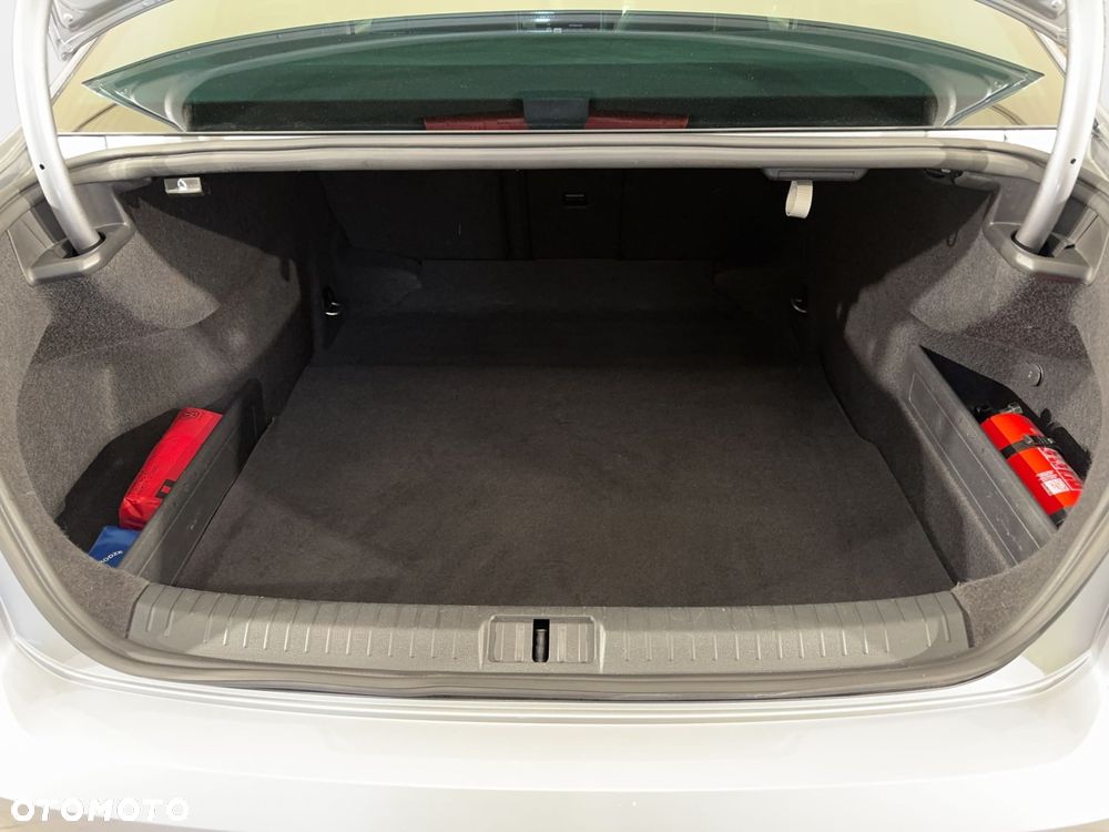 Volkswagen Passat - 15