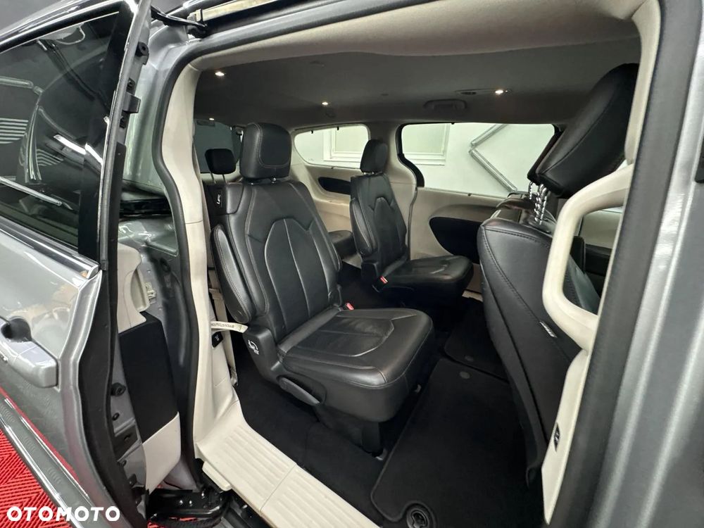 Chrysler Pacifica - 16