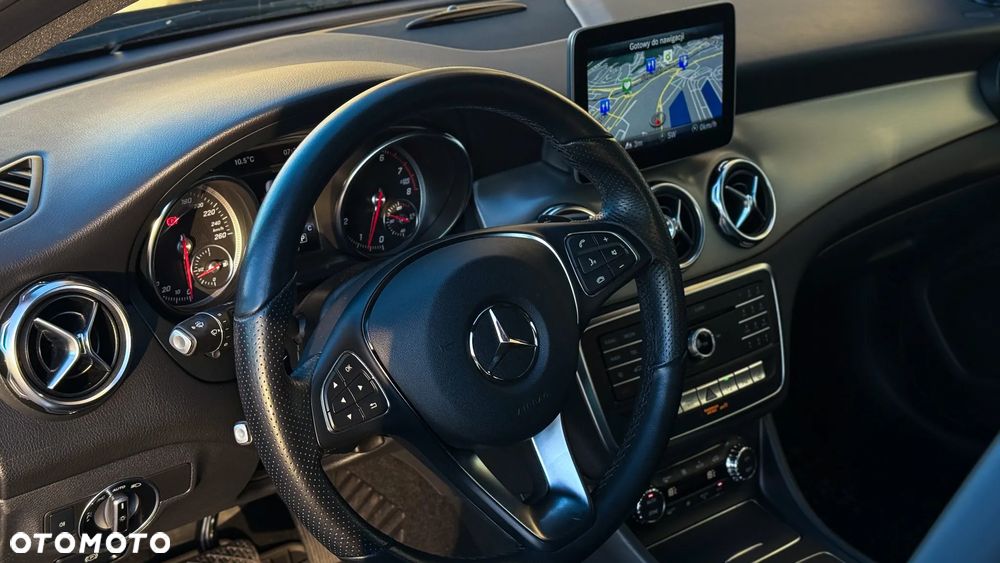 Mercedes-Benz GLA 200 7G-DCT - 37