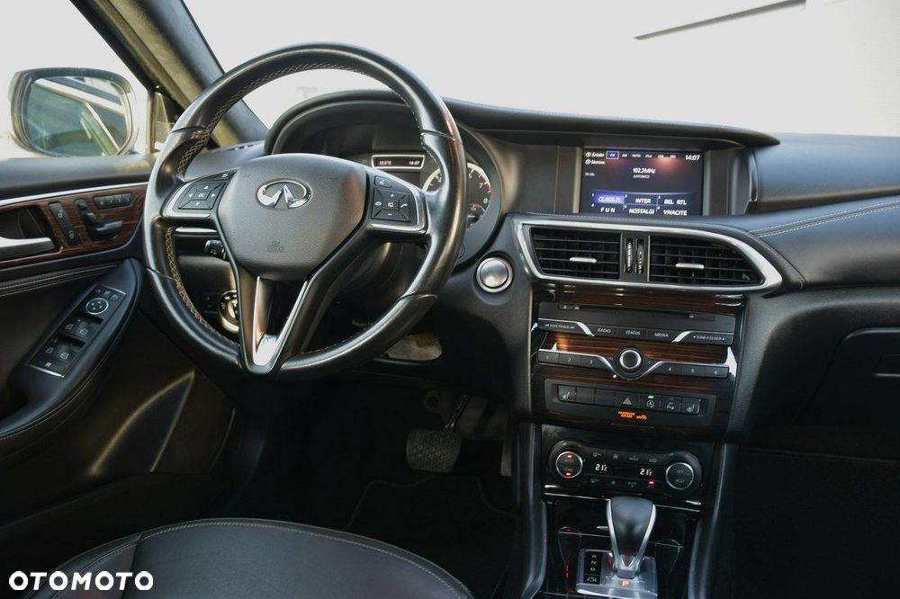 Infiniti Q30 1.6t DCT Premium Tech - 16