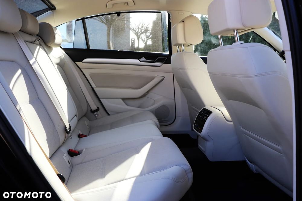 Volkswagen Passat 2.0 TDI SCR DSG Comfortline - 20