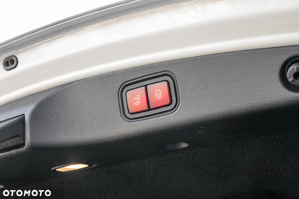 Mercedes-Benz Klasa E 220 d 4-Matic 9G-TRONIC - 32