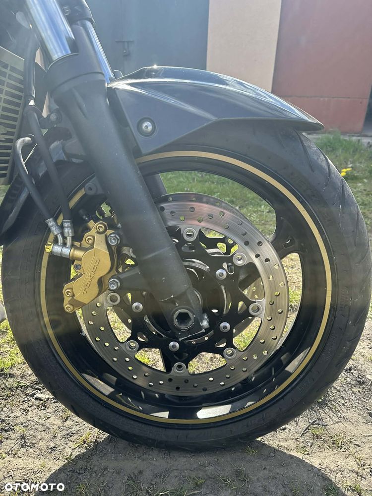 Suzuki GSR - 14