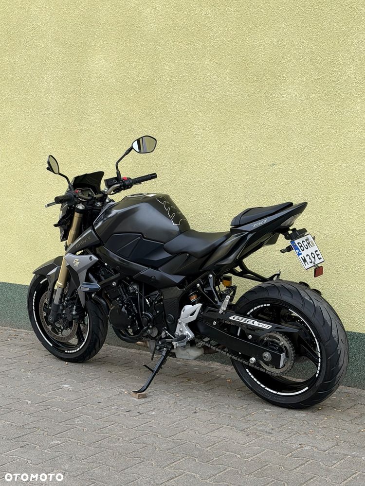 Suzuki GSR - 19
