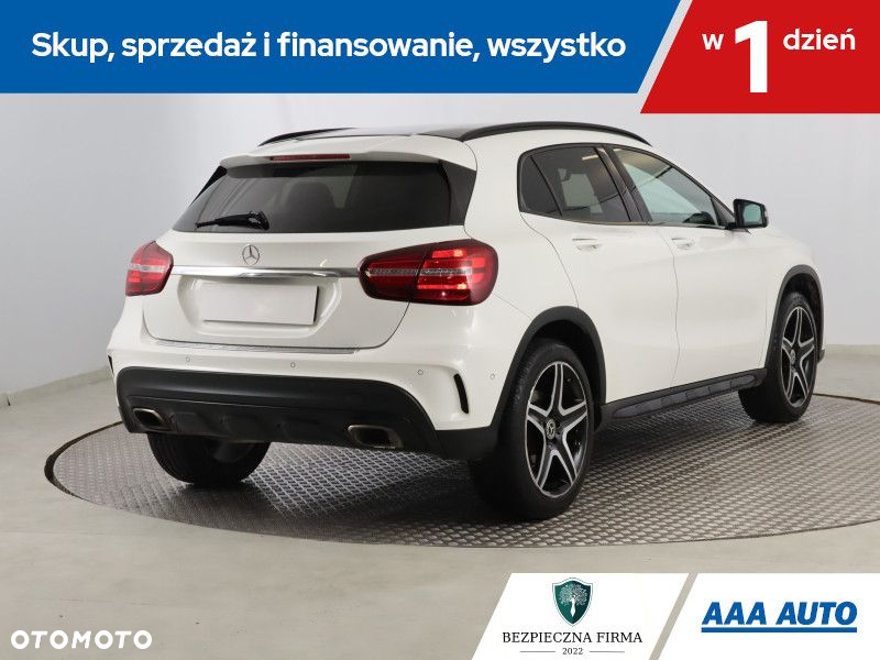 Mercedes-Benz GLA - 6
