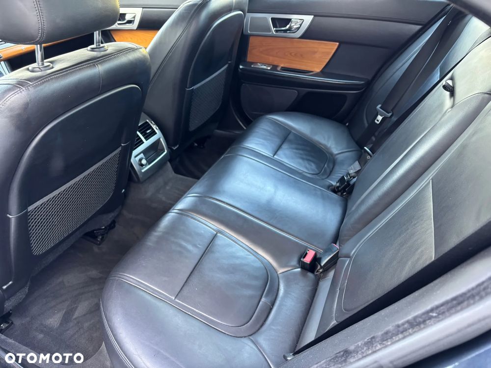 Jaguar XF 2.2 D Luxury - 9