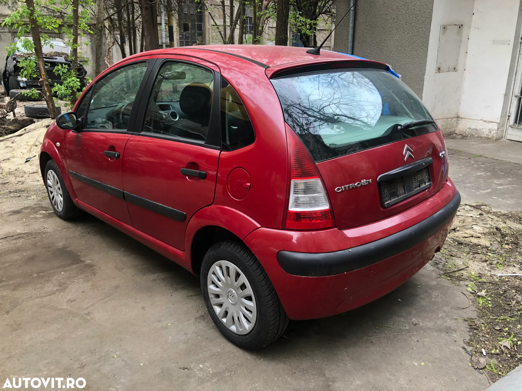 Dezmembrez Citroen C3 visiniu 2006 4 usi - 2