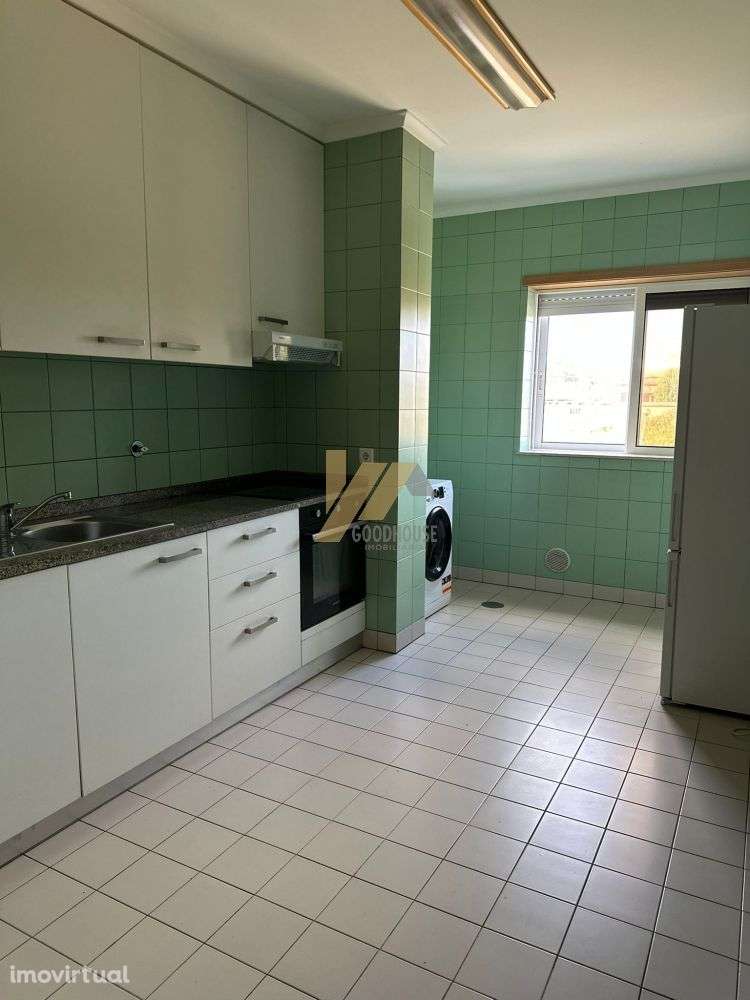 Apartamento T2 de duas frentes com garagem e elevador - Grande imagem: 4/14