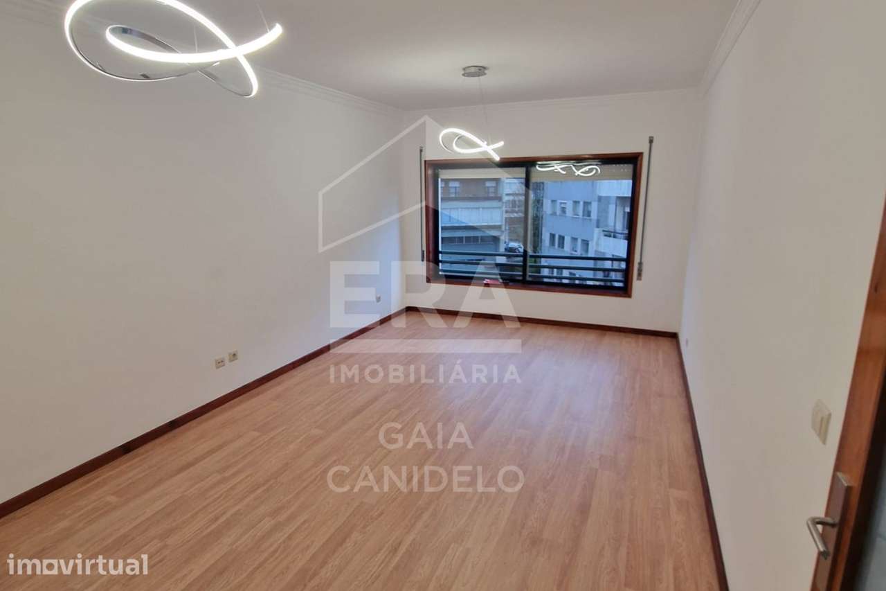 Fabuloso T2 Renovado com 100m2 - Grande imagem: 2/10
