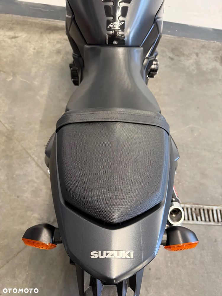 Suzuki GSR - 38