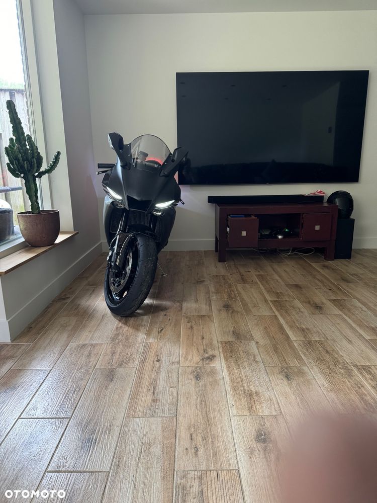 Yamaha R1 - 6
