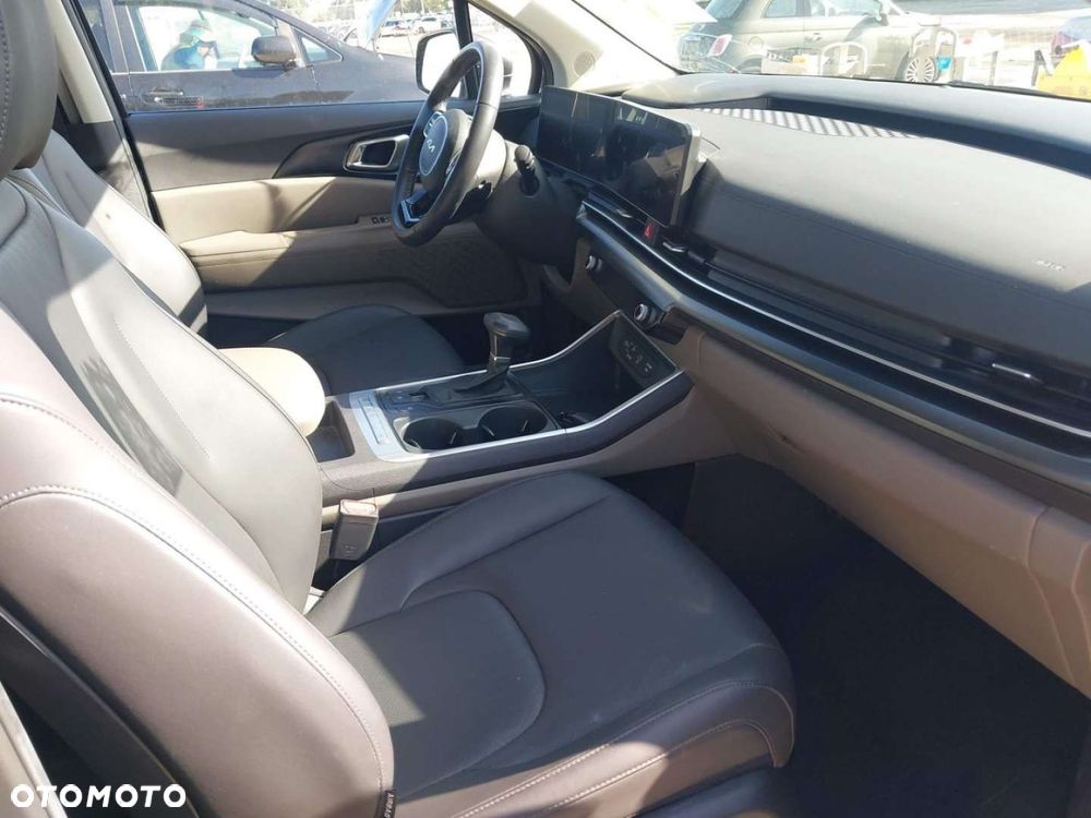 Kia Carnival - 12