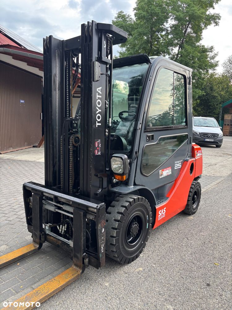 Toyota 8FDF25 8FD25F diesel 4cyl przesuw pozycjoner KABINA  55 500netto 2,5t - 6