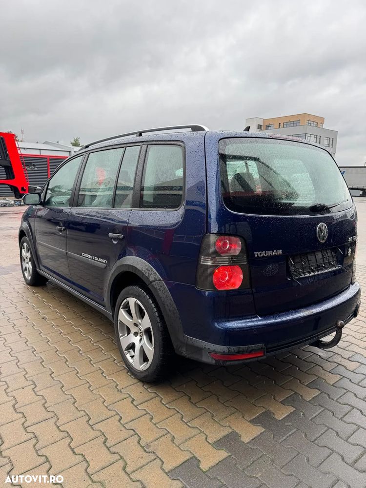 Volkswagen Touran 2.0 TDI DPF DSG Cross - 13