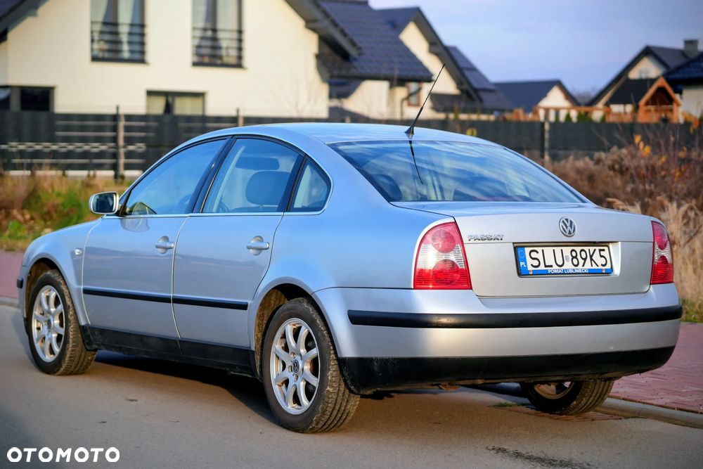 Volkswagen Passat 1.6 Comfortline Family - 4