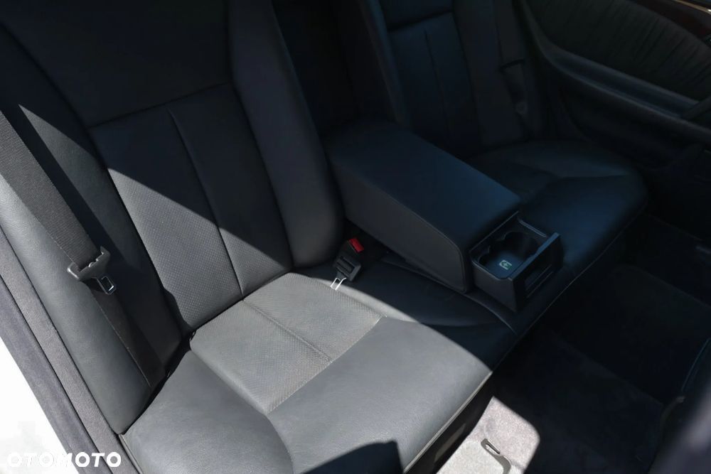 Mercedes-Benz Klasa E 240 Elegance - 27