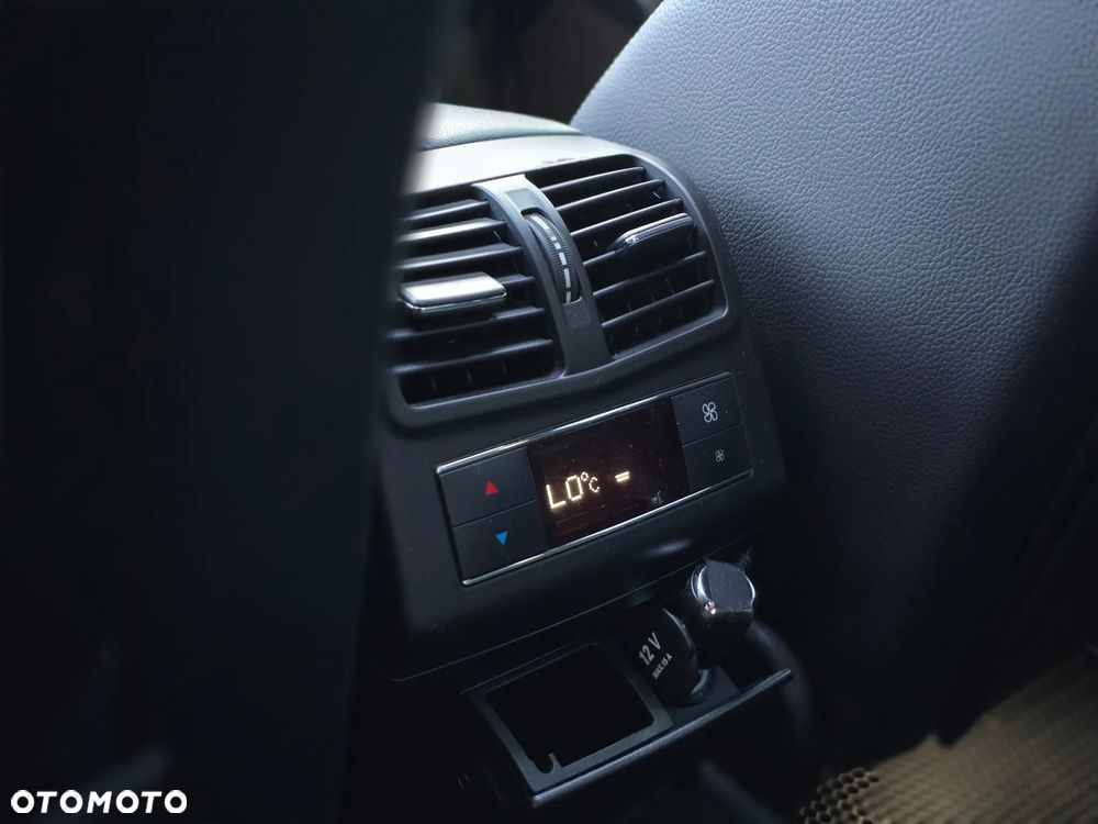 Mercedes-Benz Klasa E 350 BlueTEC 4Matic 7G-TRONIC - 26