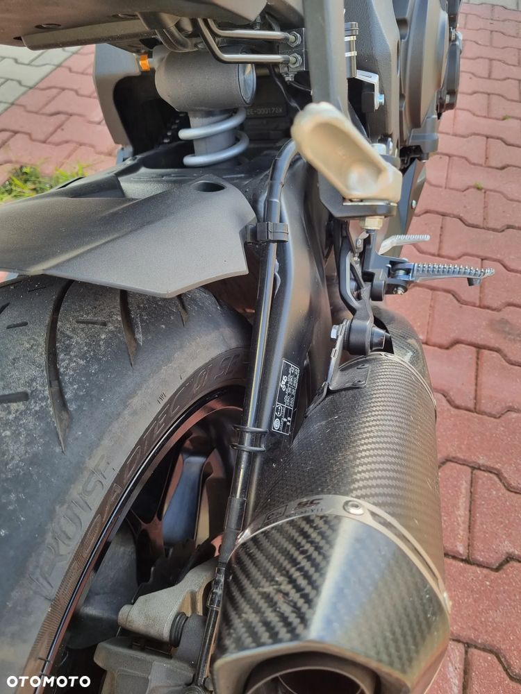 Yamaha R1 - 8