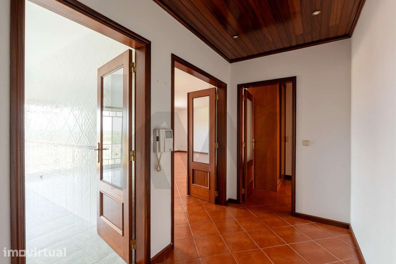 Apartamento T2 com varandas, garagem e áreas generosas em Oiã, Aveiro - Grande imagem: 3/37