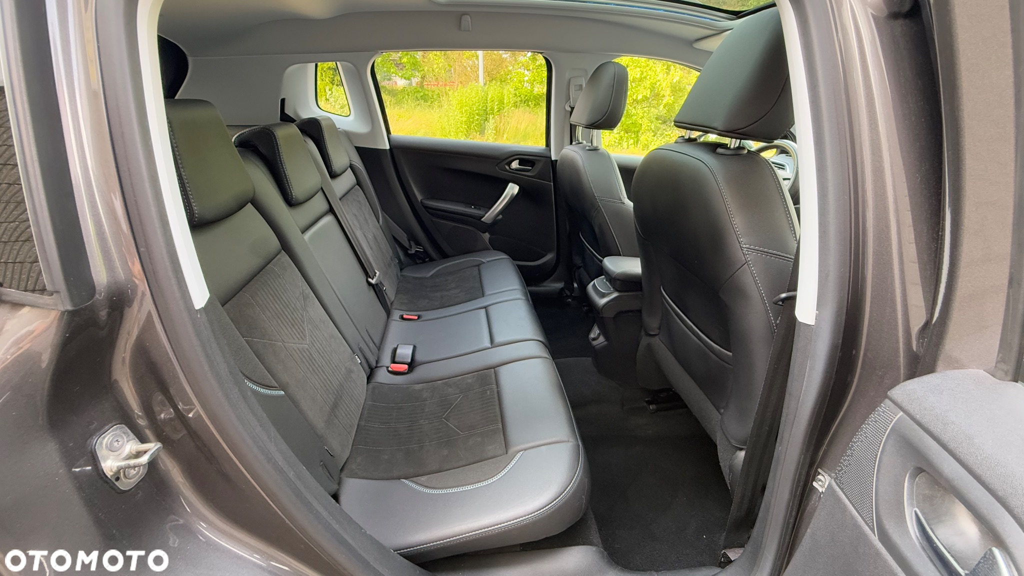Peugeot 2008 1.6 BlueHDi Allure S&S - 23