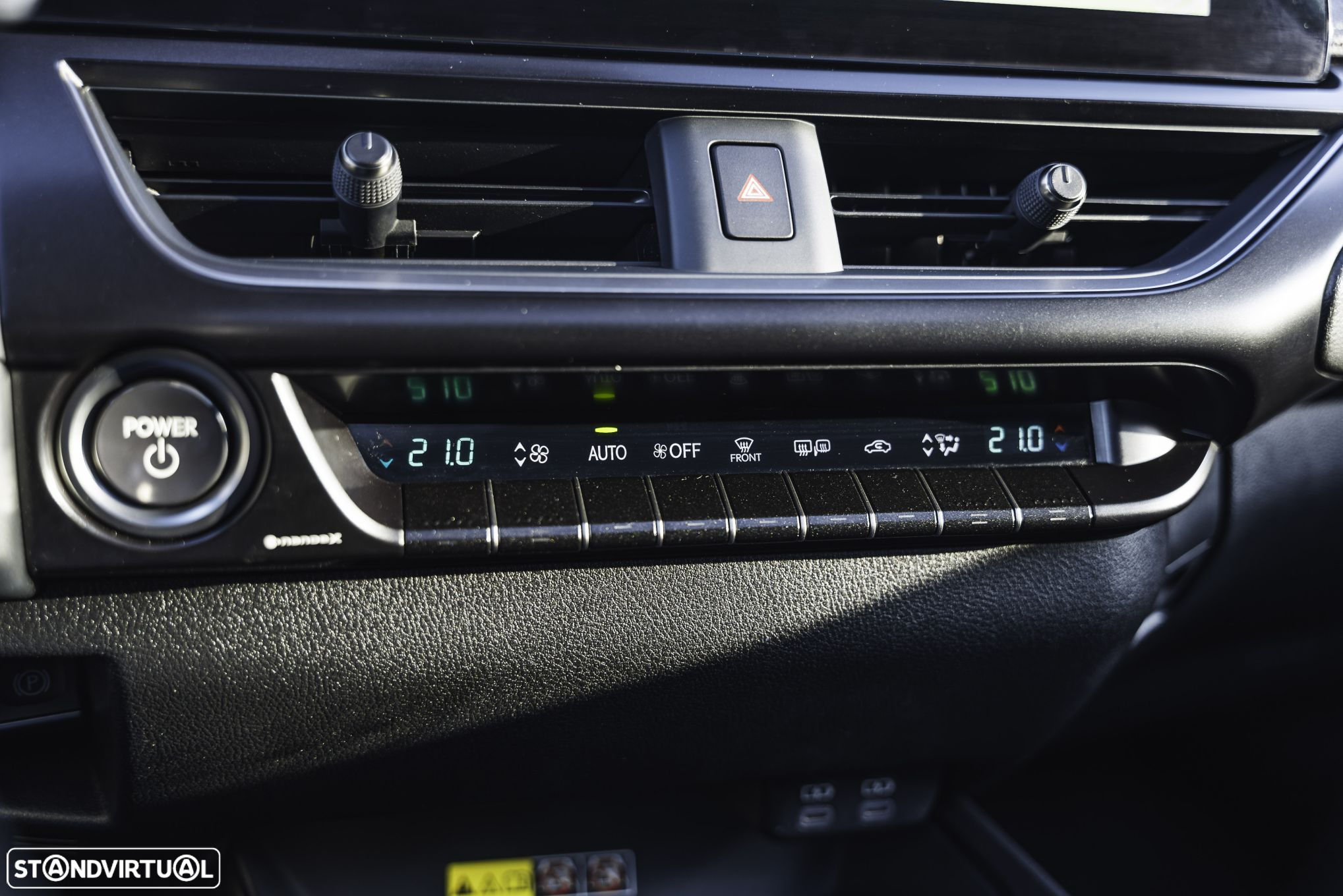 Lexus ux-250h - 31