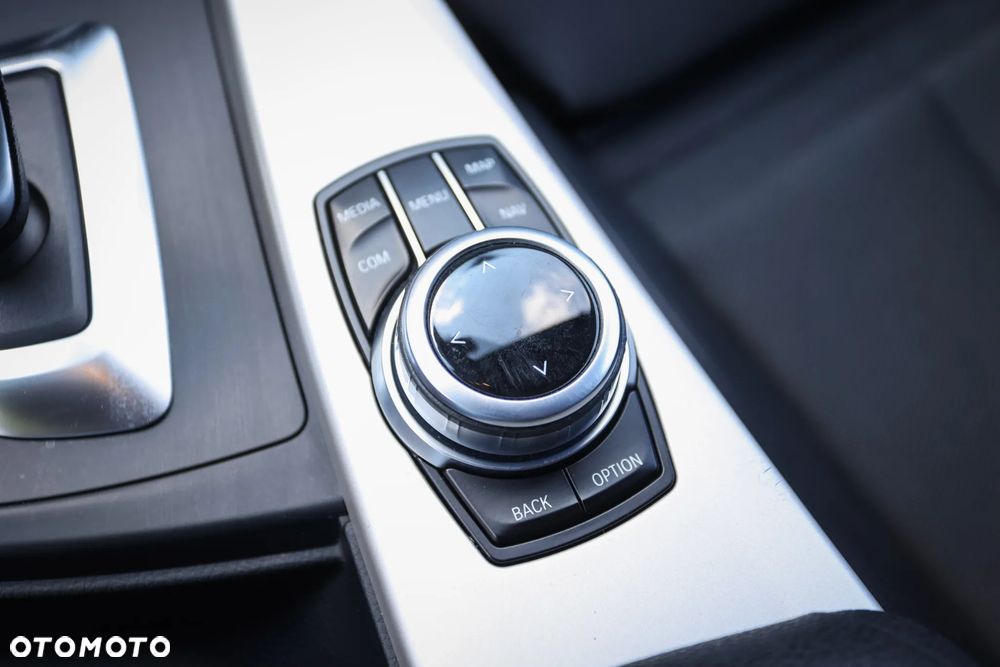 BMW Seria 3 318d Luxury Line - 31