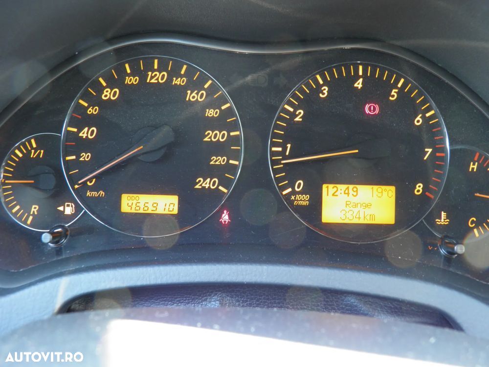 Toyota Avensis 1.6 Sedan Luna - 16