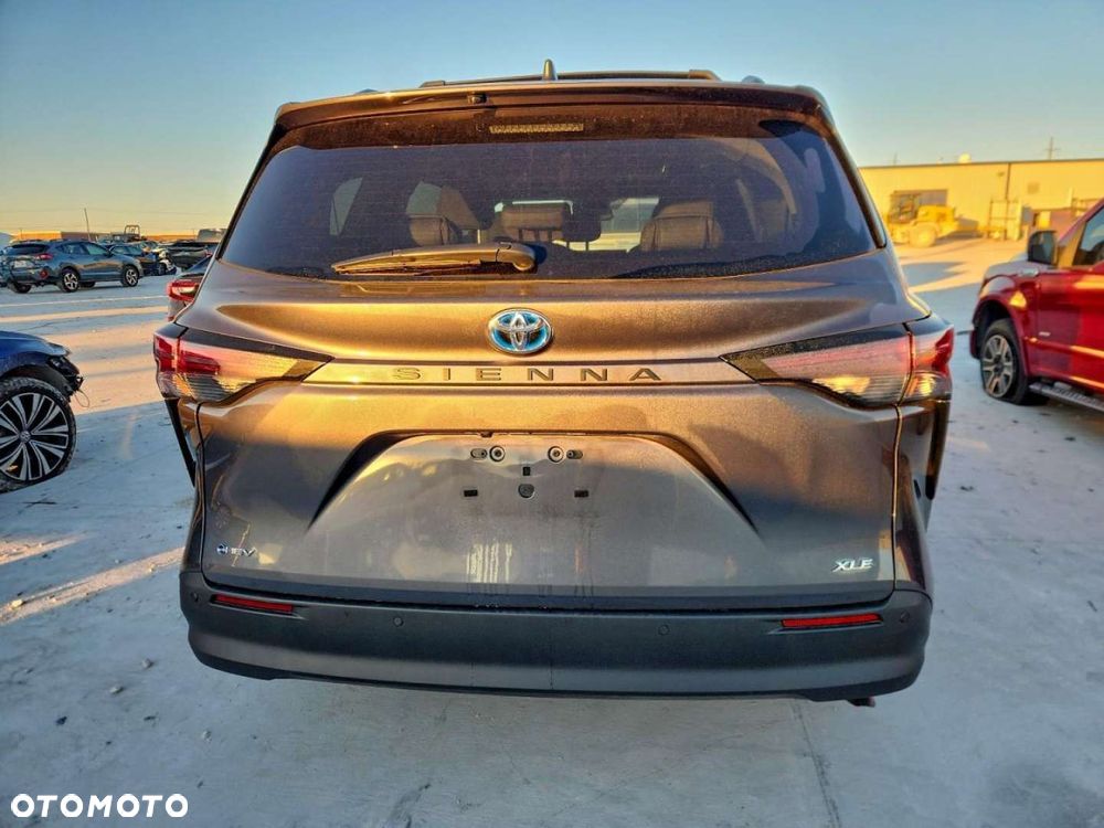 Toyota Sienna - 3