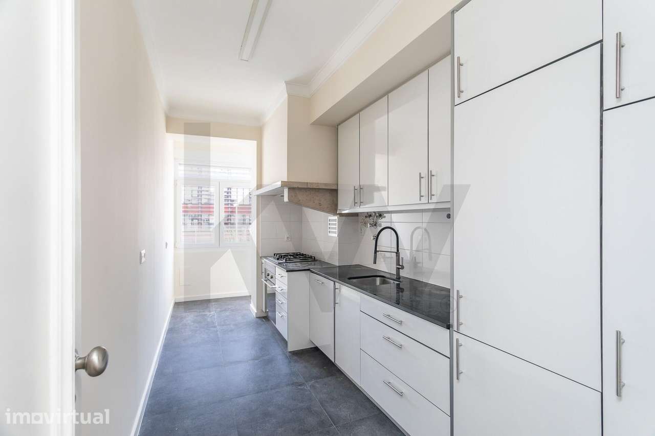 T2 renovado com varanda na Estrela | 2.300€/mês - Grande imagem: 3/28