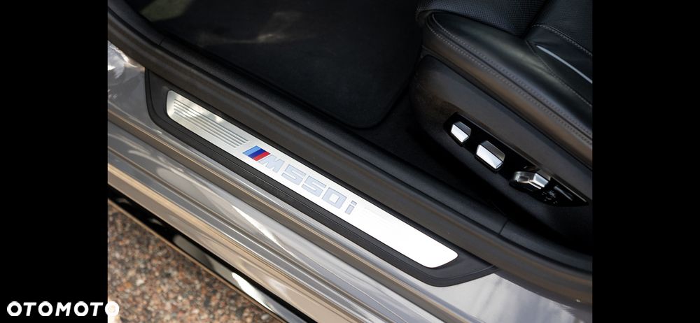 BMW Seria 5 M550i xDrive - 26