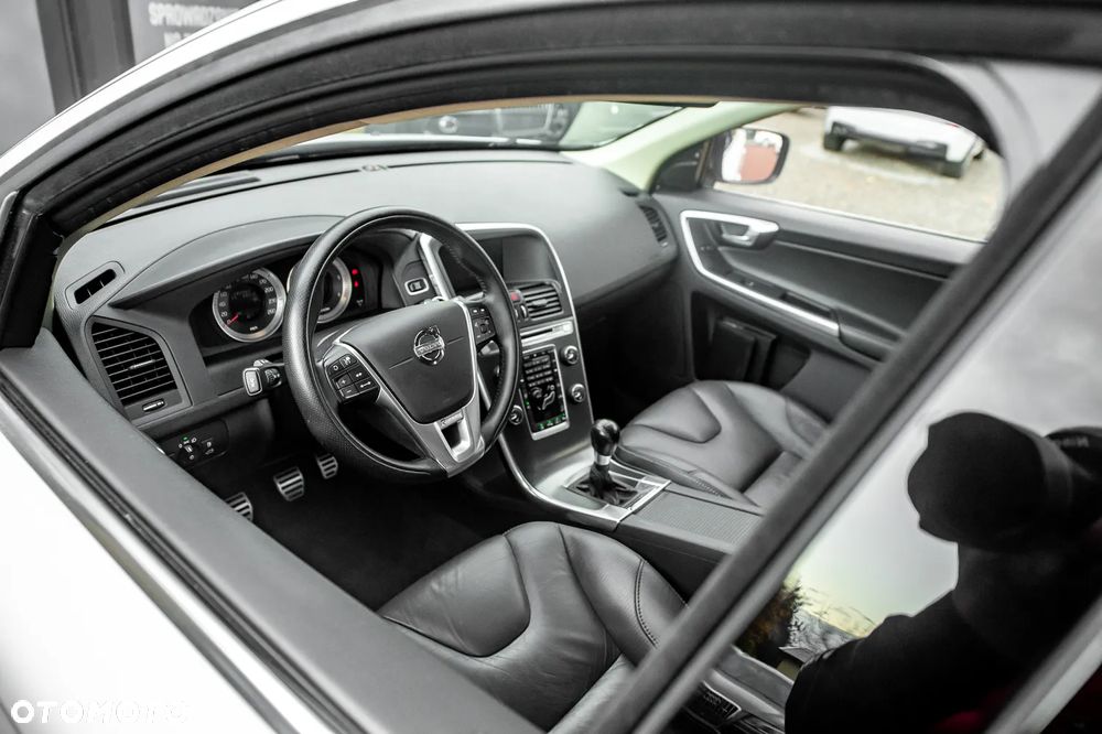 Volvo XC 60 2.4D AWD R-Design - 16