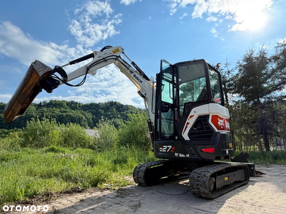Bobcat E27z. Koparka Gąsienicowa 2,7 tony. 2024 rok. 870 mtg. Maszyna nie różni się od nowej z salonu!! Skarpówka Hydrauliczna! Pochodzi ze szkółki roślinnej z Norwegii. Zero luzów. pracowała przy krzewach!! Aktualna DEKRA dokumentacja. Silnik Yanmar! Linie Hydr. Dodatkowe. Szybkozłącze Hydr. Szybka wolna jazda. Wersja Norweska. Długie ramię. OKAZJA. Zero wycieków. Sztywna maszyna! - 4
