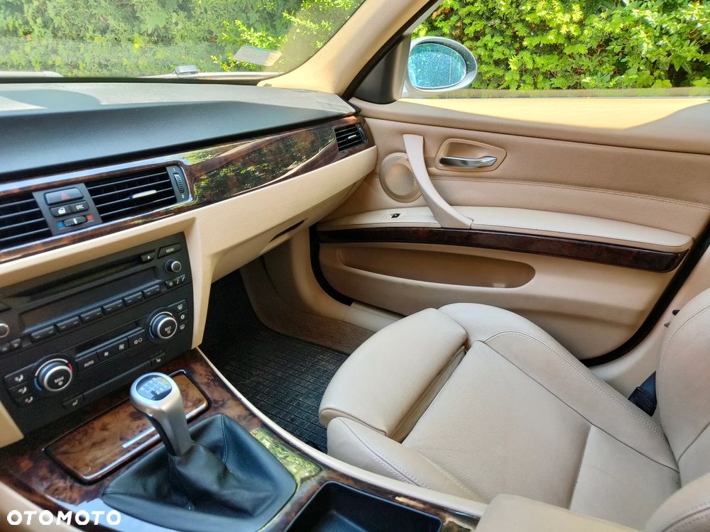 BMW Seria 3 325i - 28