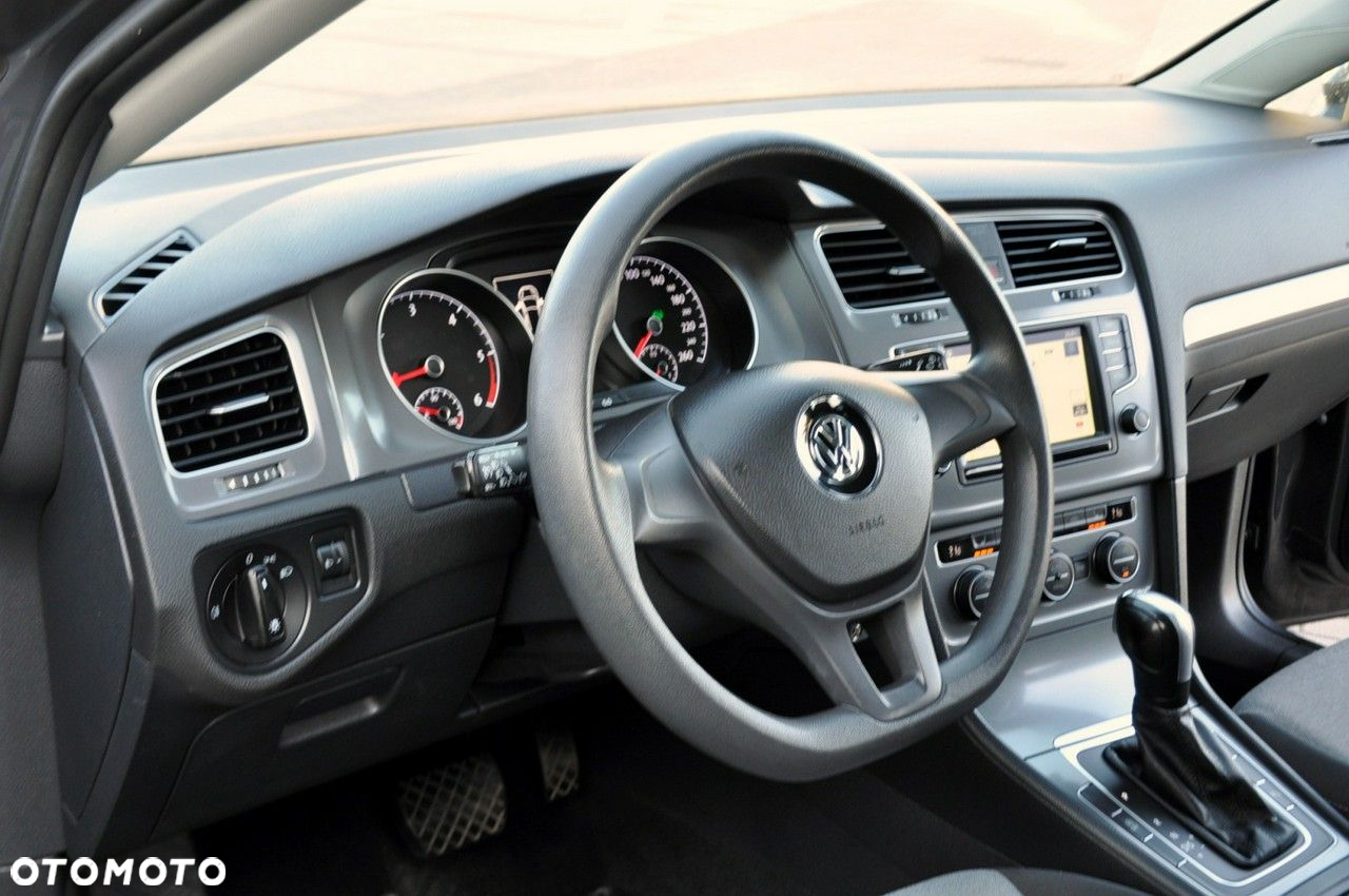 Volkswagen Golf - 22