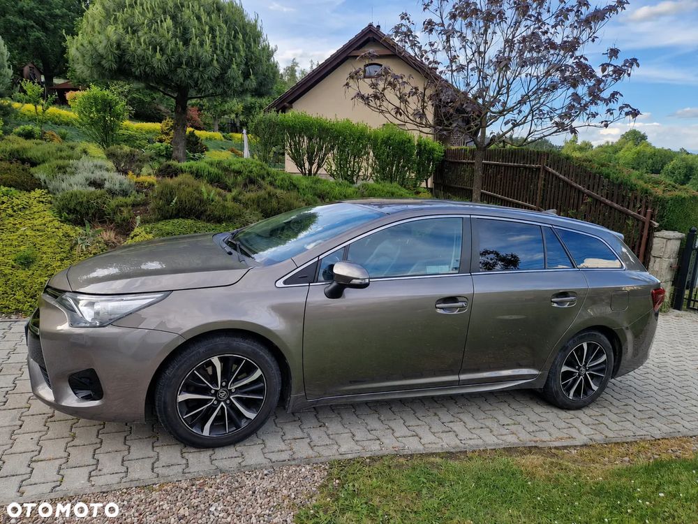 Toyota Avensis 2.0 D-4D Premium - 2