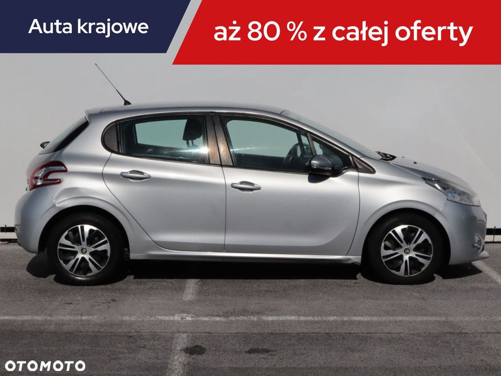 Peugeot 208 - 8