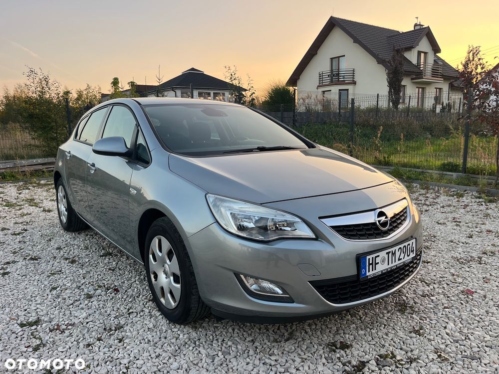 Opel Astra 2010 photo 2