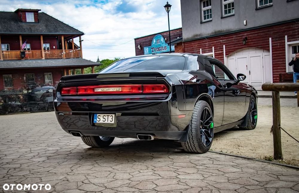 Dodge Challenger - 12
