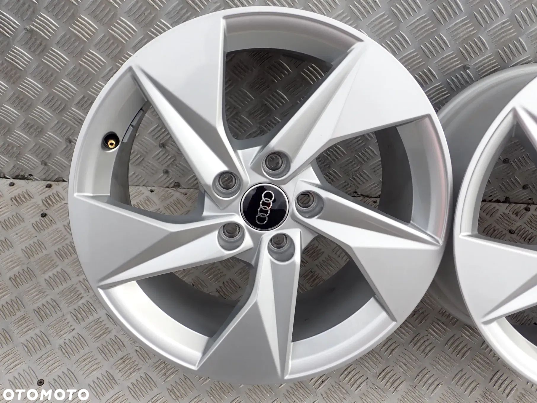 FELGI ALUMINIOWE AUDI 8x17 et 46 A3 A4 b5 b6 b7 A5 A6 A8 Q2 Q3 Q5 - 8Y0601025A - 15