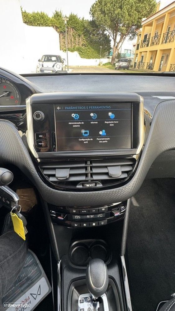 Peugeot 2008 1.2 PureTech Allure EAT6 - 17