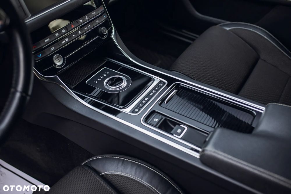Jaguar XF 2.0 i4D R-Sport - 17