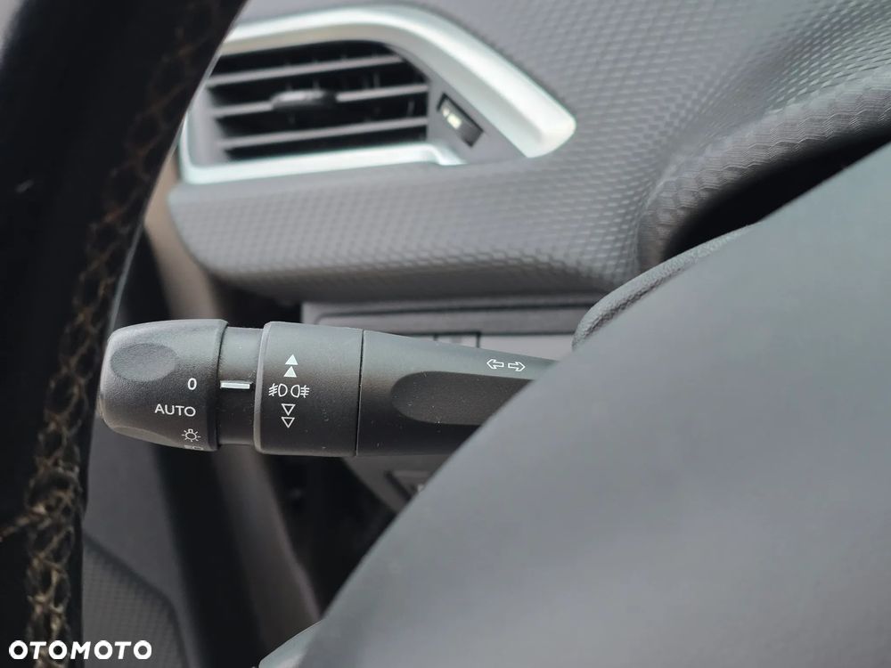 Peugeot 2008 1.2 Pure Tech Allure S&S EAT6 - 26