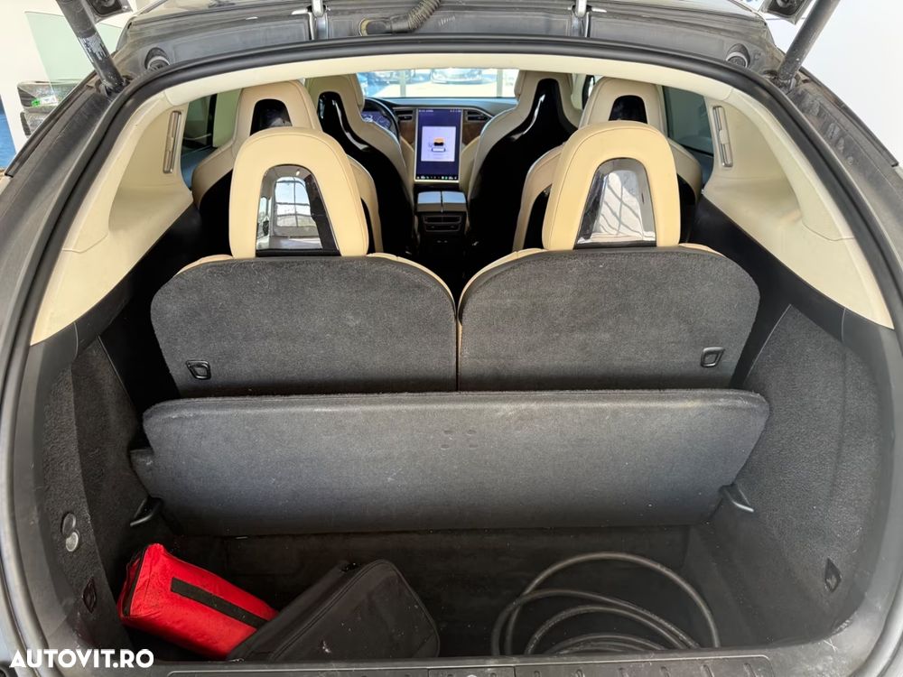 Tesla Model X - 7
