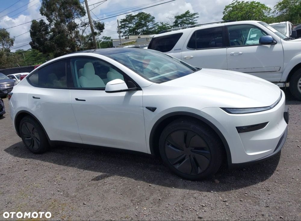 Tesla Model Y - 8