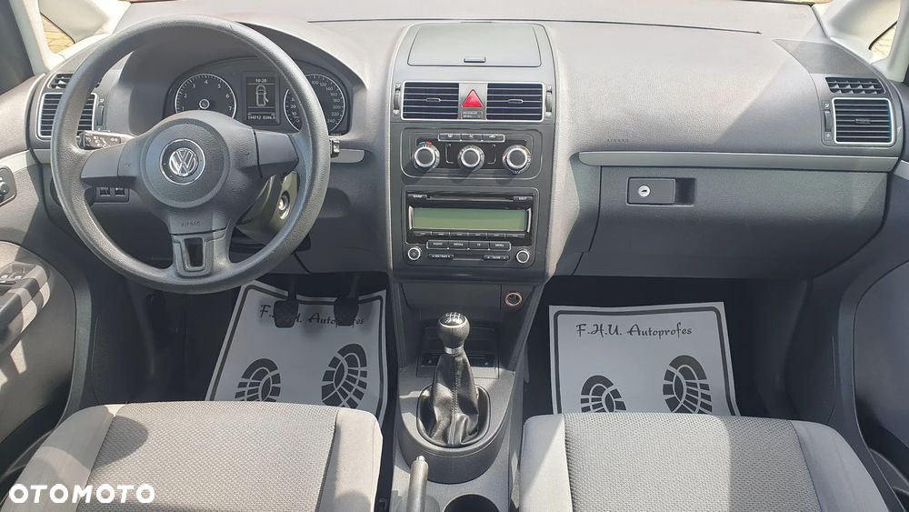 Volkswagen Touran - 12