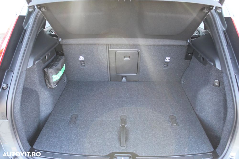 Volvo XC 40 B3 AT FWD MHEV Plus Dark - 30