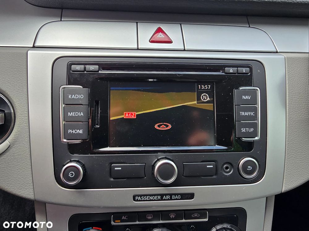 Volkswagen Passat 2.0 TDI DPF BlueMotion Technology Sportline - 33