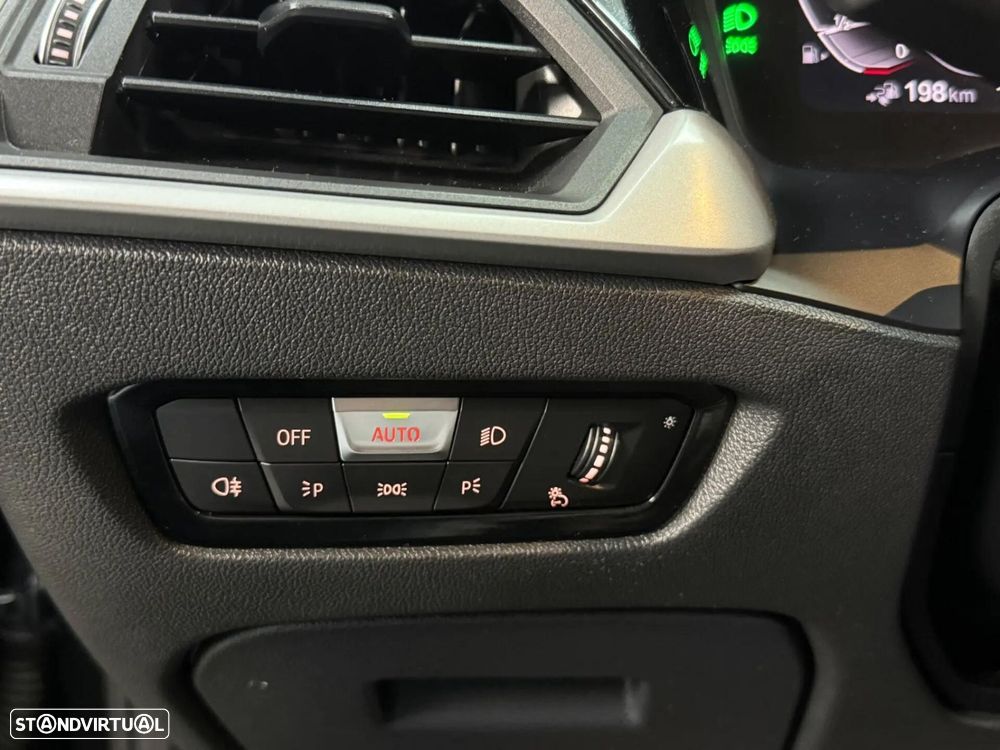 BMW 330 e iPerformance Advantage — fotografia 15
