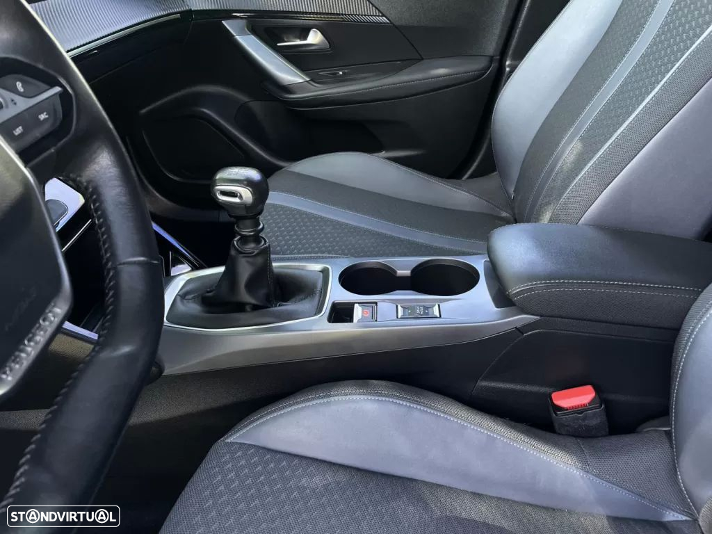 Peugeot 2008 1.2 PureTech Allure - 17